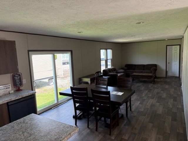 tru sycamore display dining area